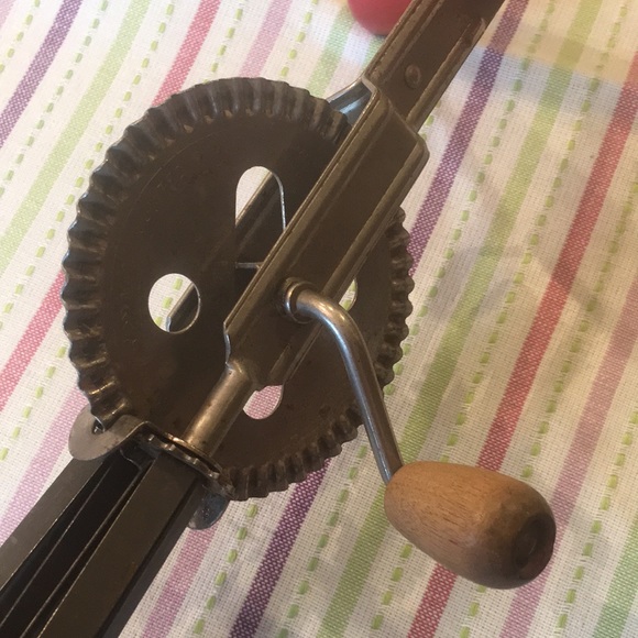 Vintage Rotary Hand Egg Beater Red Wood Handle - Picture 9 of 13
